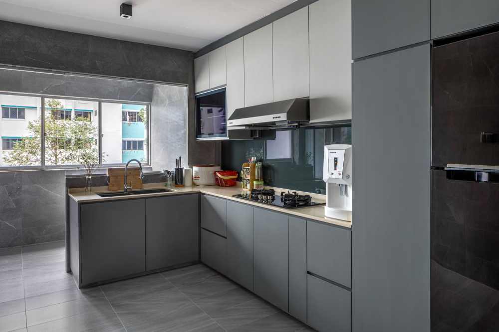 Contemporary Kitchen with Homogeneous Tiles and Kitchen Island