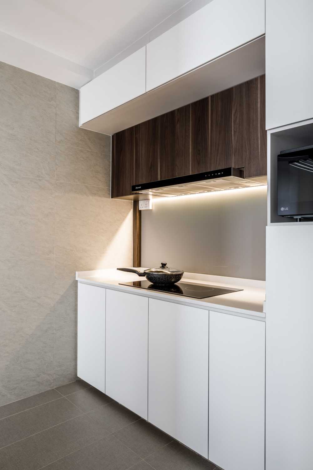 Modern Kitchen with Countertop and Homogeneous Tiles