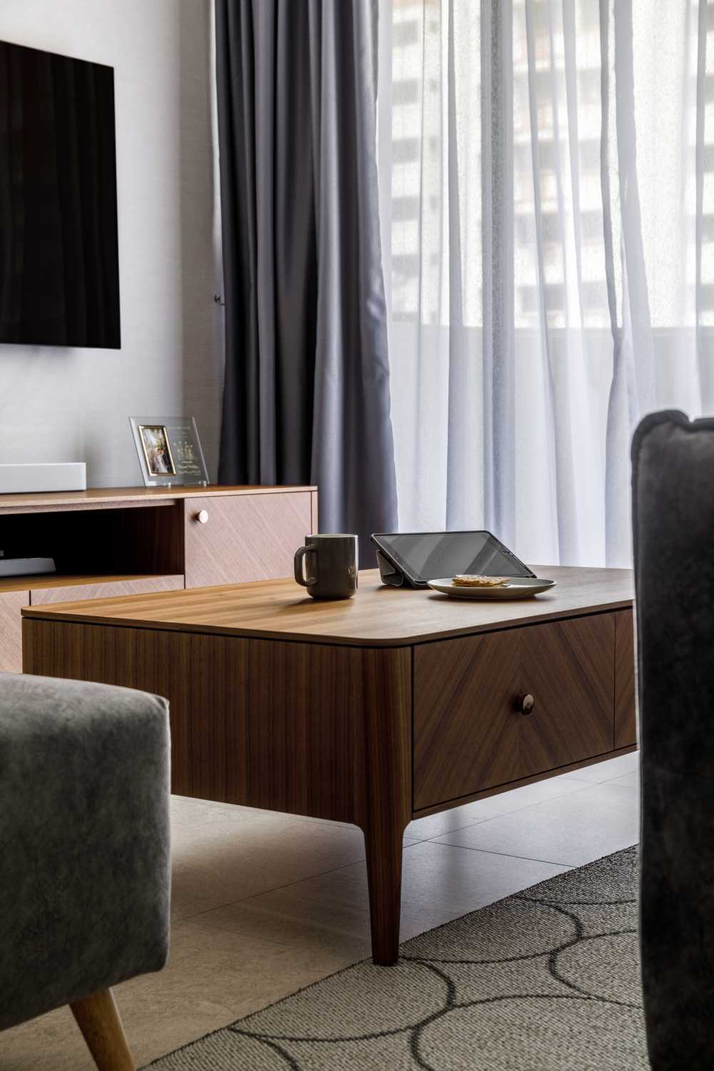 Modern Living Room with Bookshelf and Homogeneous Tiles