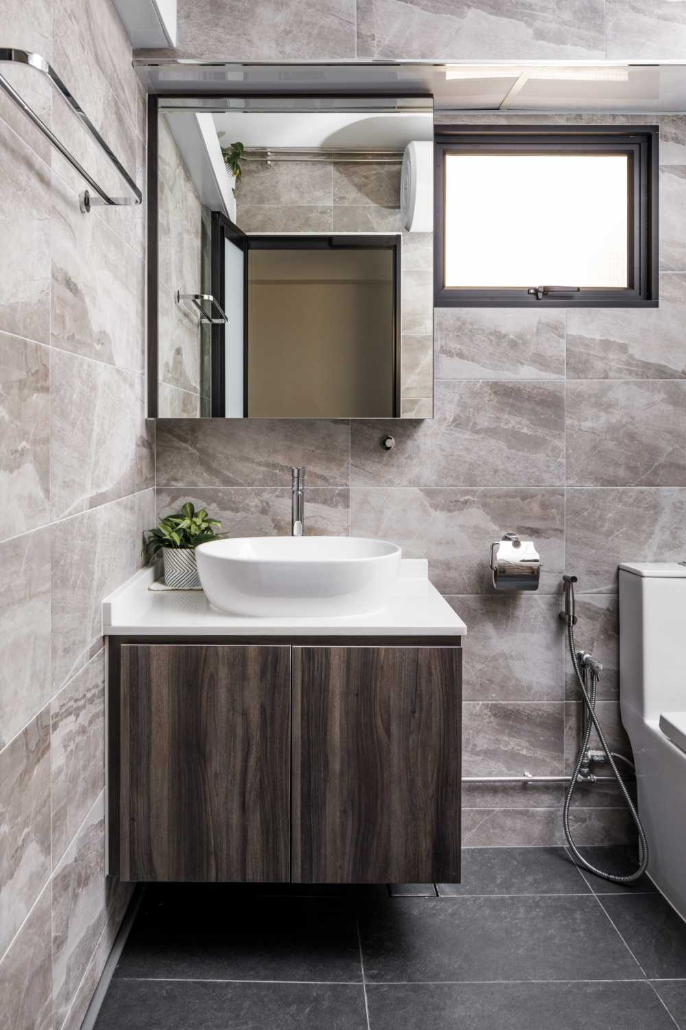 Modern Bathroom with Countertop and Homogeneous Tiles