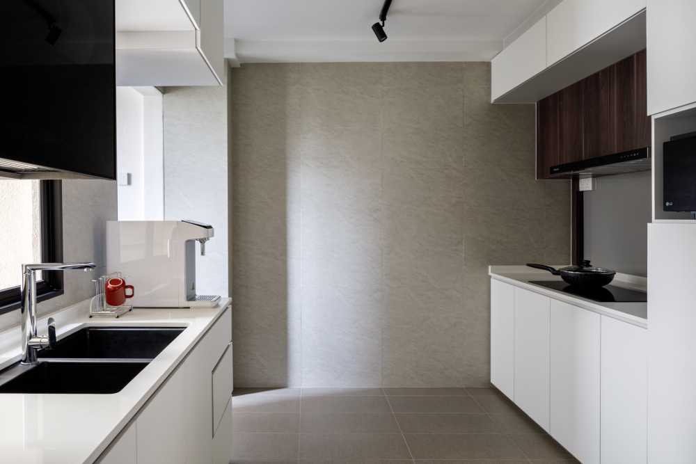 Modern Kitchen with Homogeneous Tiles and Open Kitchen