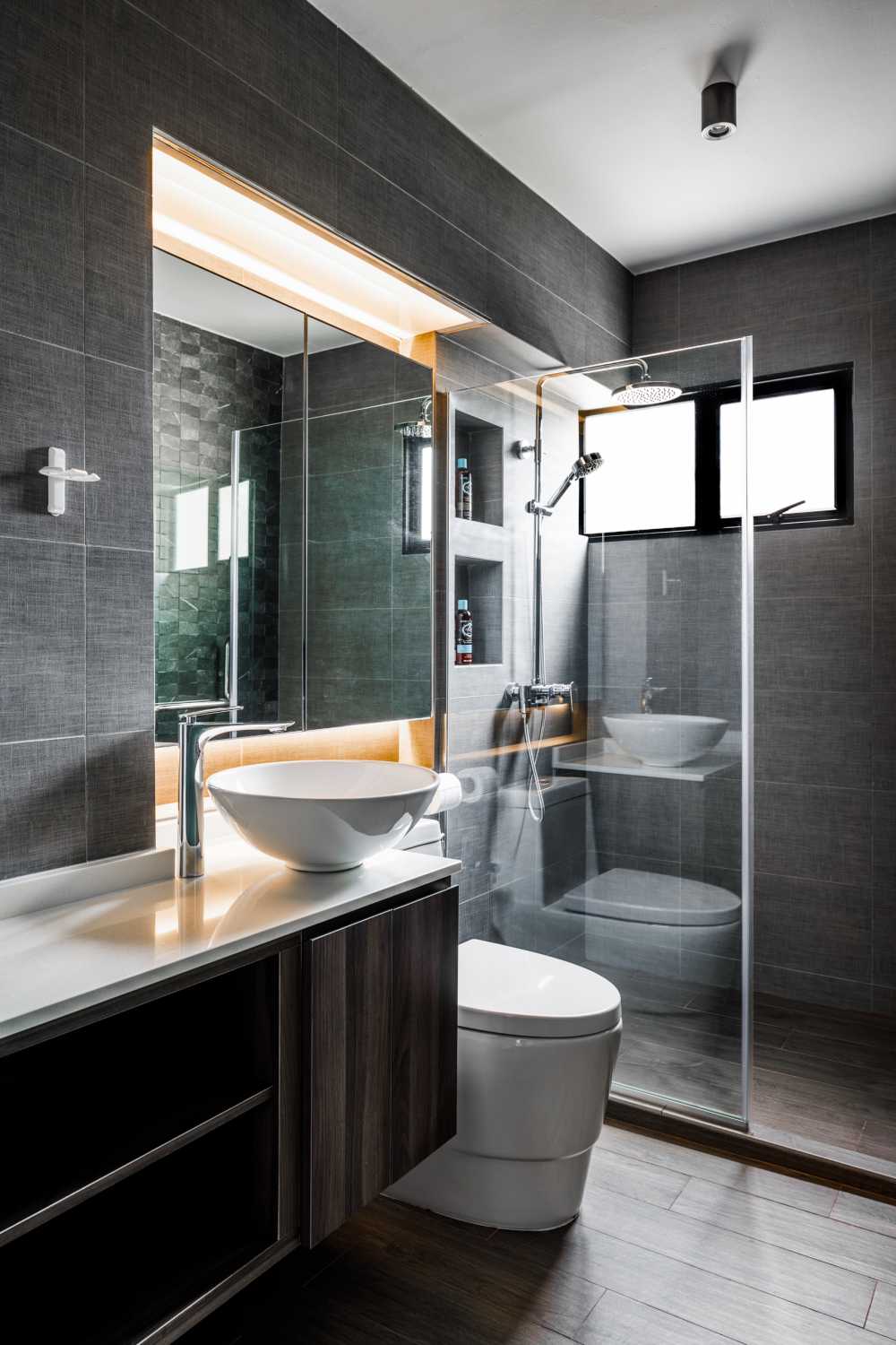 Modern Bathroom with Countertop and Homogeneous Tiles