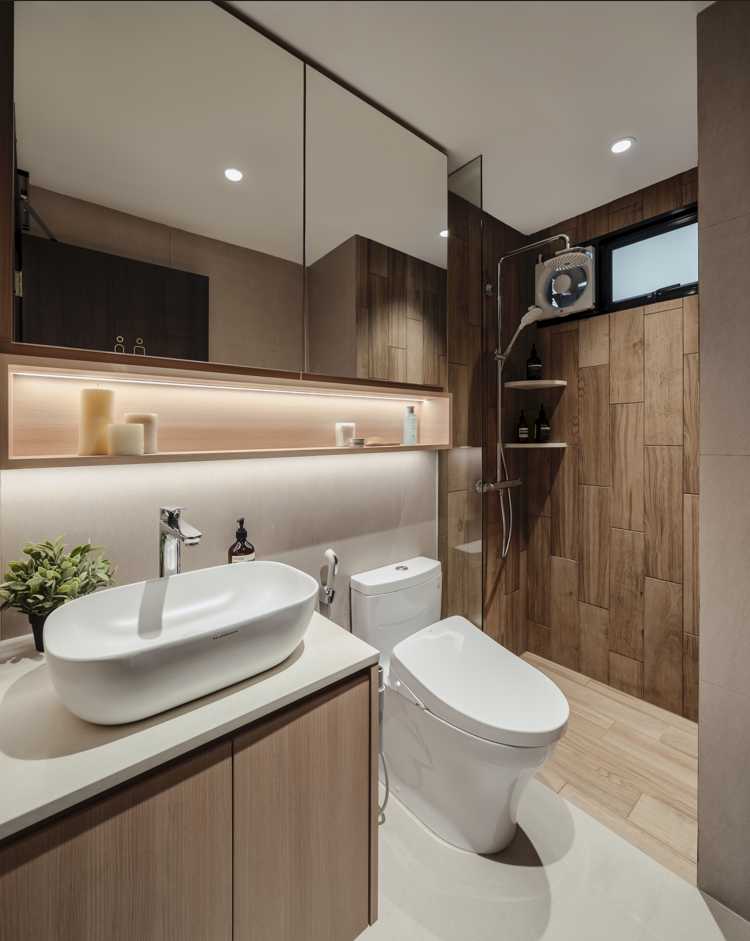 Modern Bathroom with Mirror and Bathroom Sinks