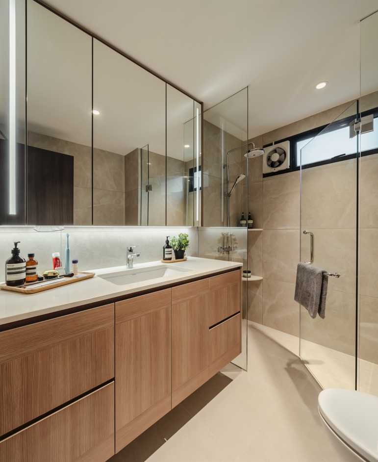 Modern Bathroom with Mirror and Bathroom Storage