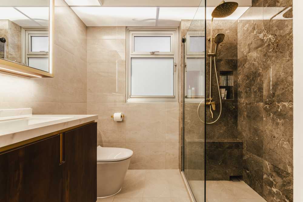 Modern Bathroom with Vinyl Flooring and Homogeneous Tiles
