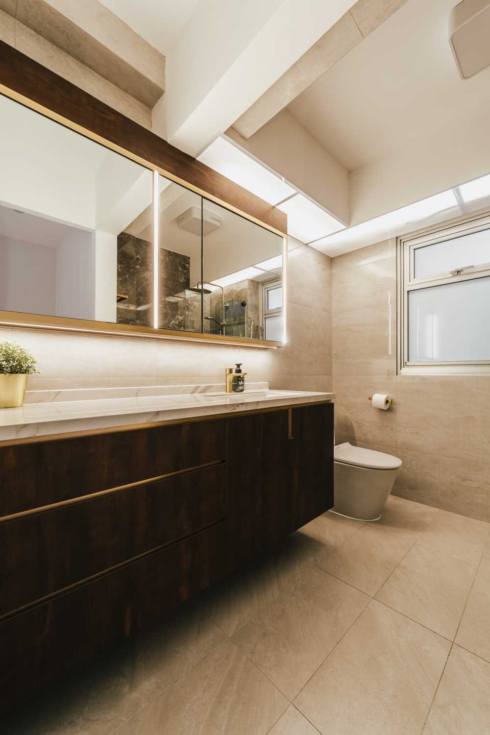 Modern Bathroom with Bathtub and Shower Screen