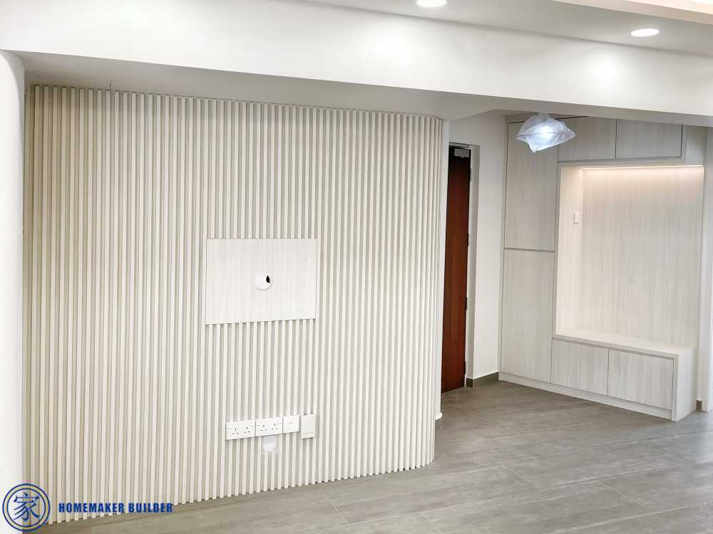 Minimalist Foyer with Homogeneous Tiles and Panelling