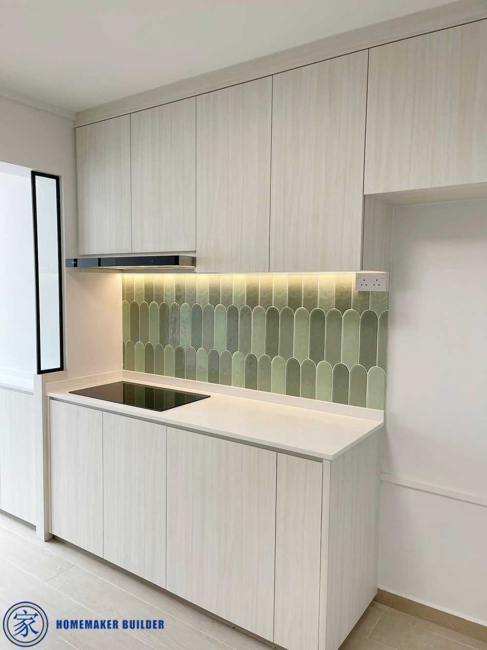 Minimalist Kitchen with Homogeneous Tiles and Kitchen Backsplash