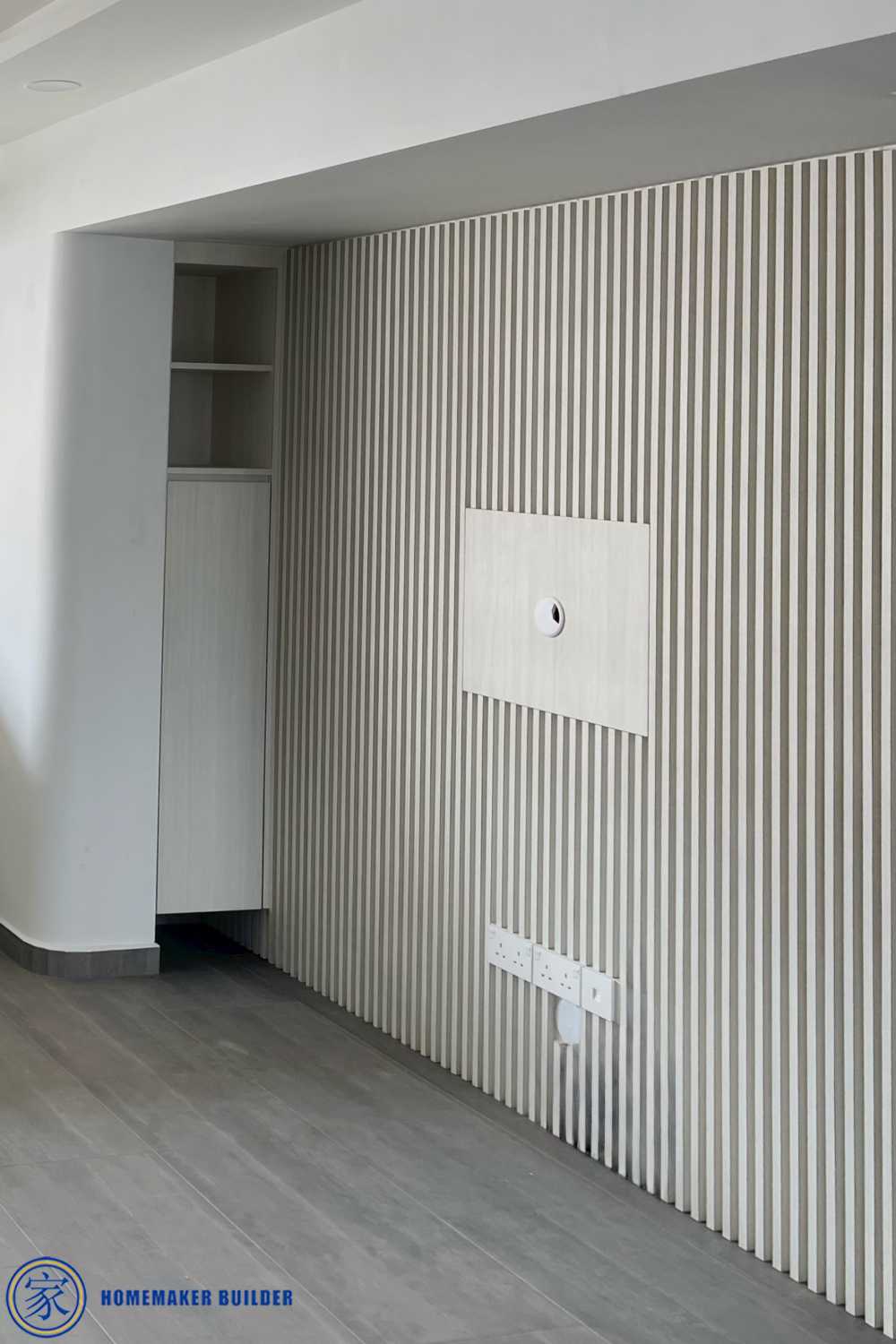 Minimalist Living Room with Homogeneous Tiles and Feature Wall
