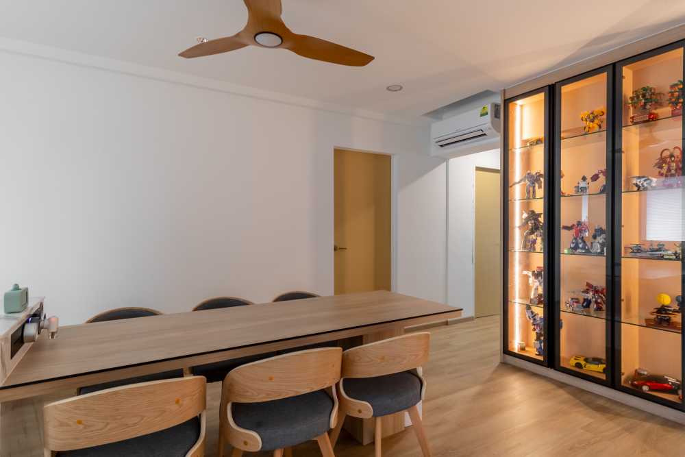 Minimalist Dining Room with Cove Lighting and Dining Table