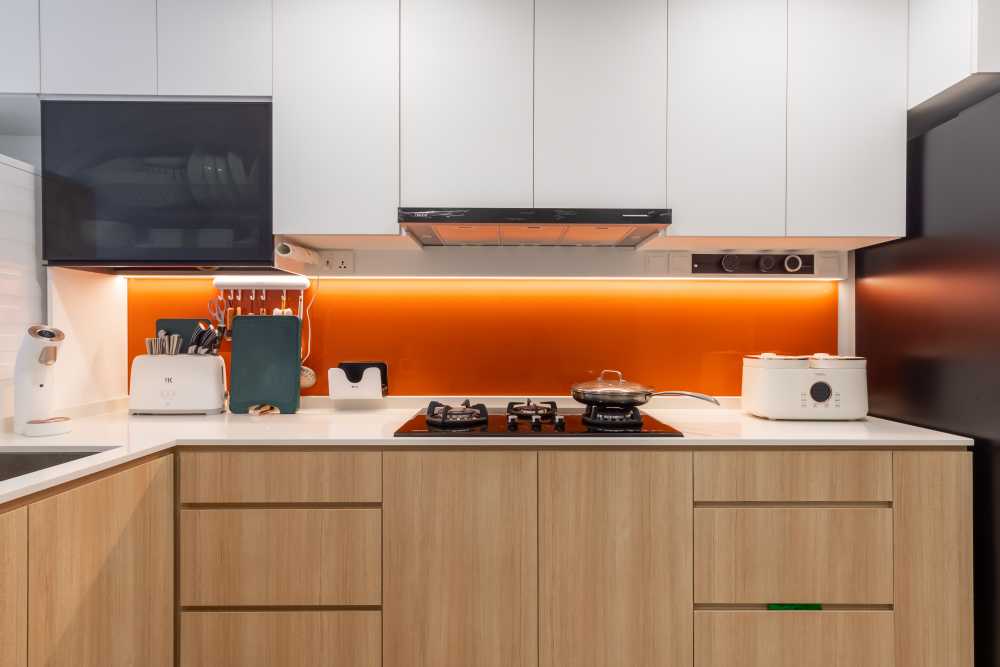Minimalist Kitchen with Kitchen Backsplash and Kitchen Cabinets