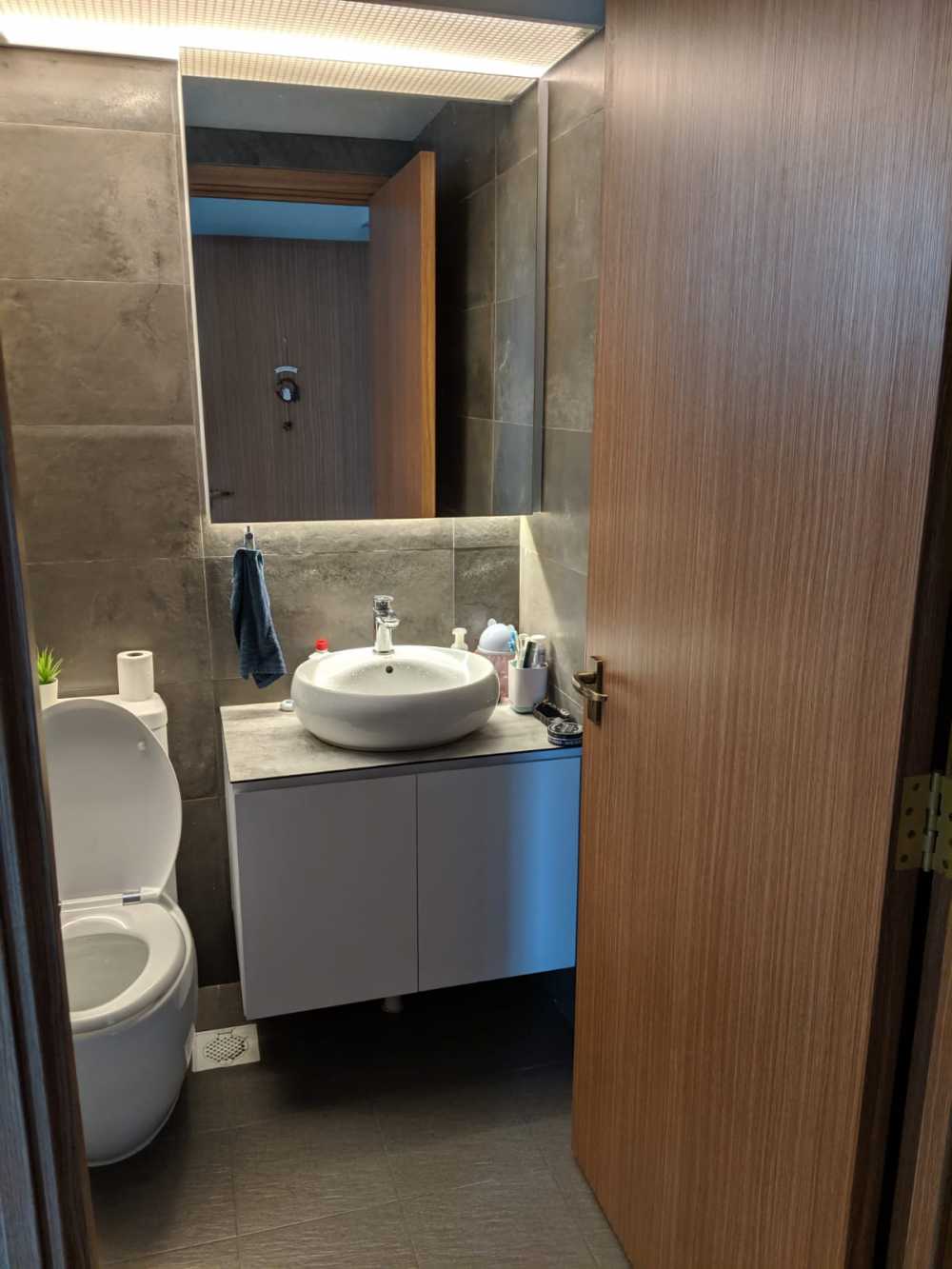 Scandinavian Bathroom with Homogeneous Tiles and Shower Screen