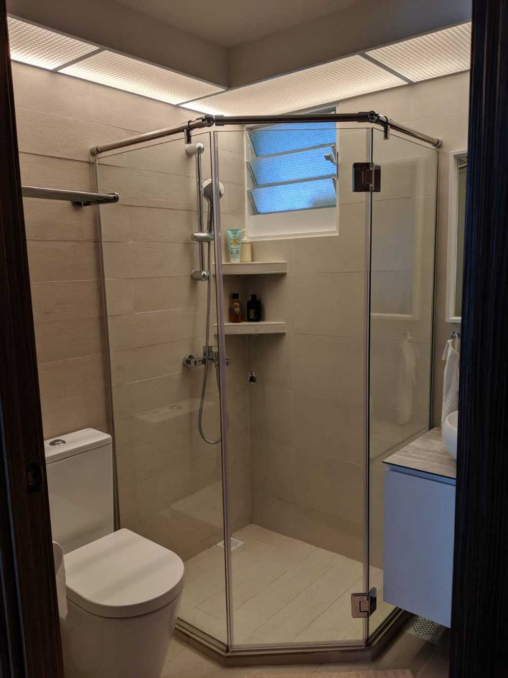 Scandinavian Bathroom with Homogeneous Tiles and Shower Screen