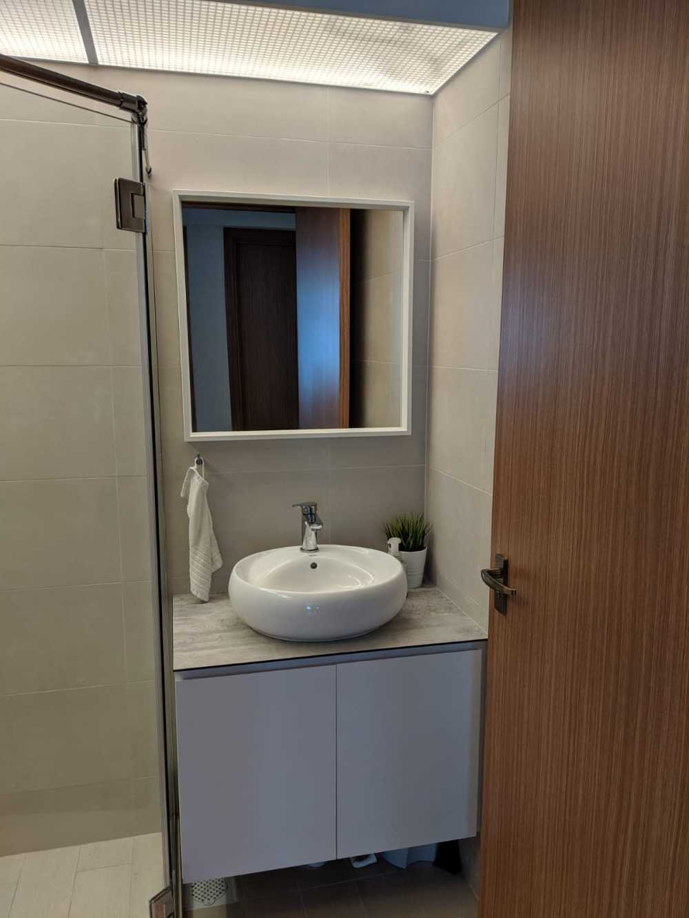 Scandinavian Bathroom with Countertop and Homogeneous Tiles