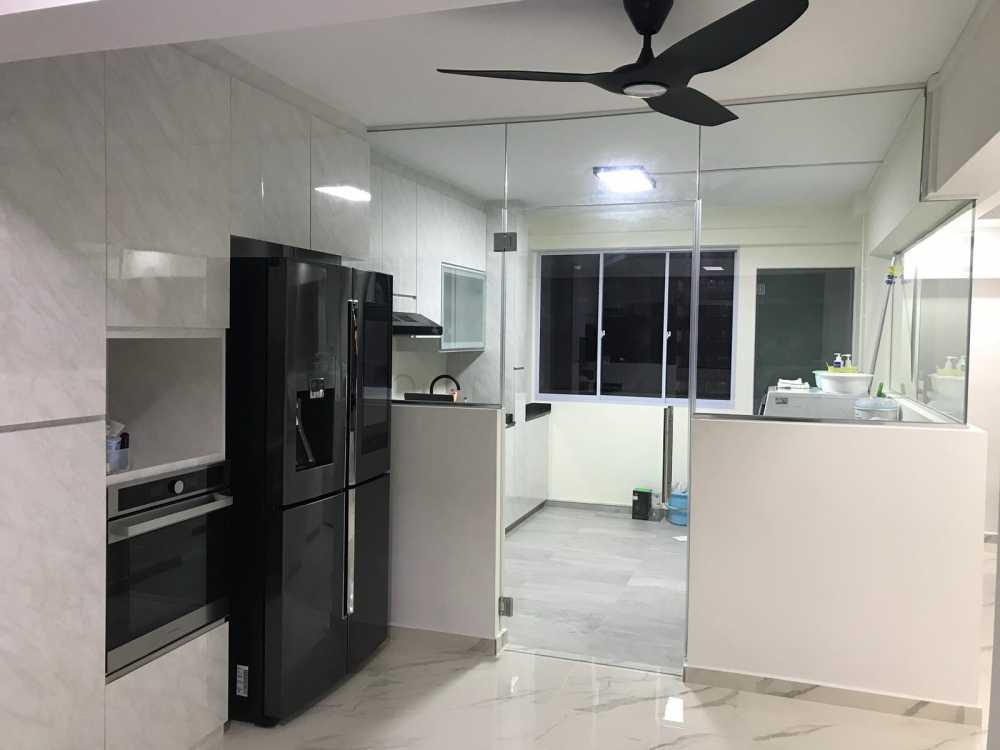 Modern Kitchen with Countertop and Homogeneous Tiles