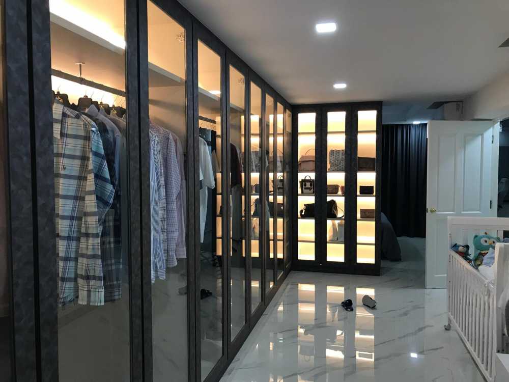 Modern Walk-in Wardrobe with Mirror and Wardrobe