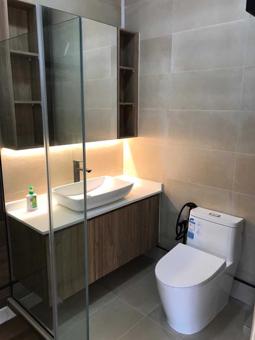 Minimalist Bathroom with Homogeneous Tiles and Bathroom Storage
