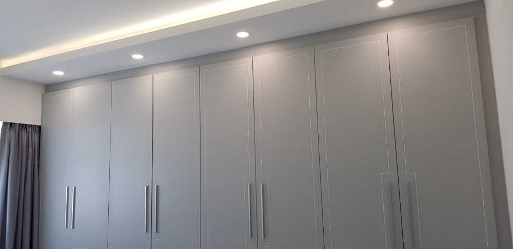 Minimalist Walk-in Wardrobe with Wardrobe and Small Storage
