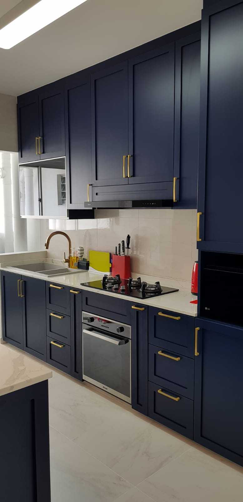 Minimalist Kitchen with Countertop and Kitchen Island