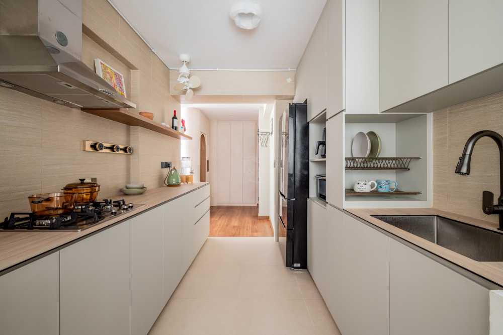 Modern Kitchen with Countertop and Kitchen Backsplash