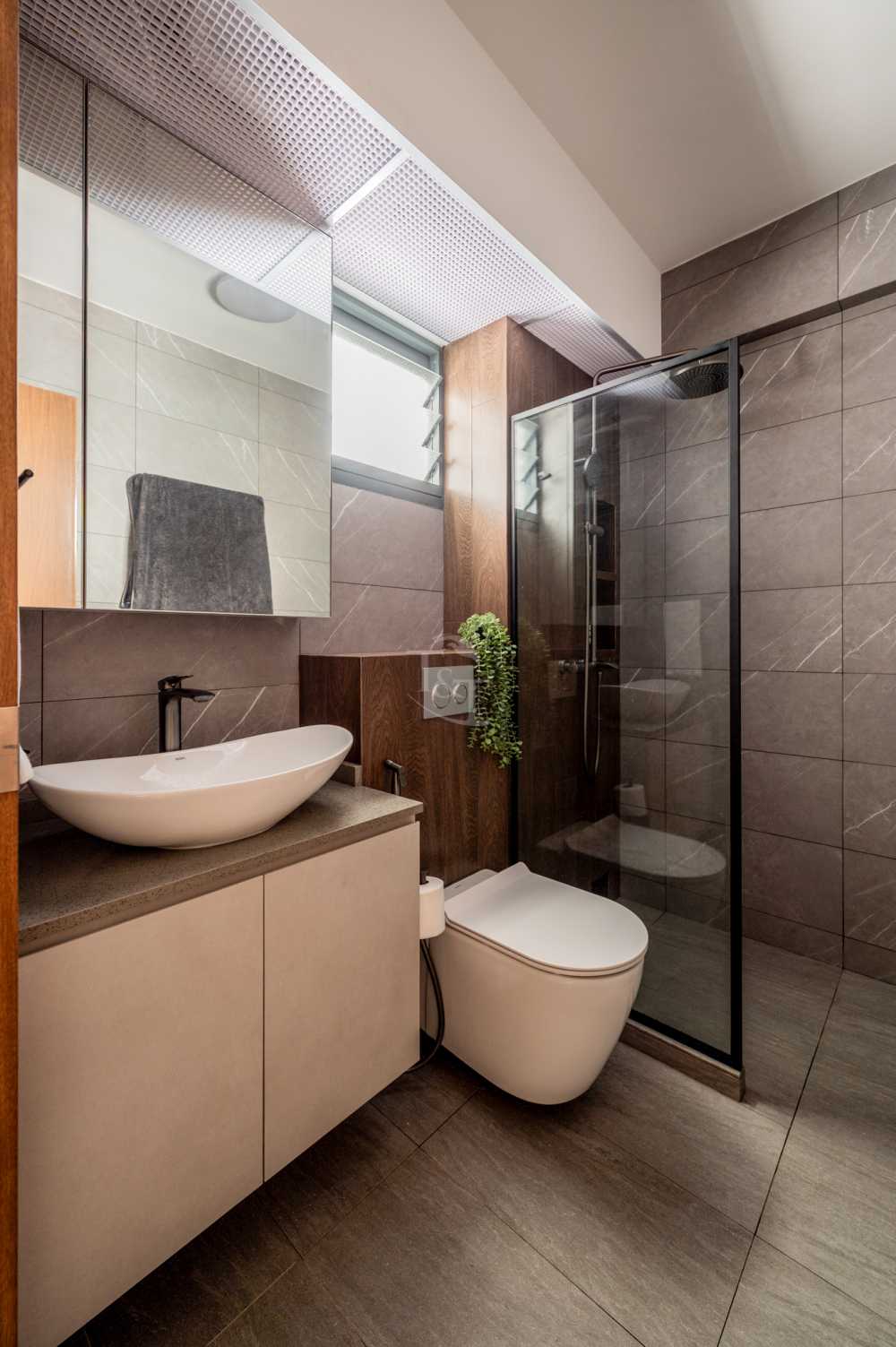 Modern Bathroom with Countertop and Homogeneous Tiles