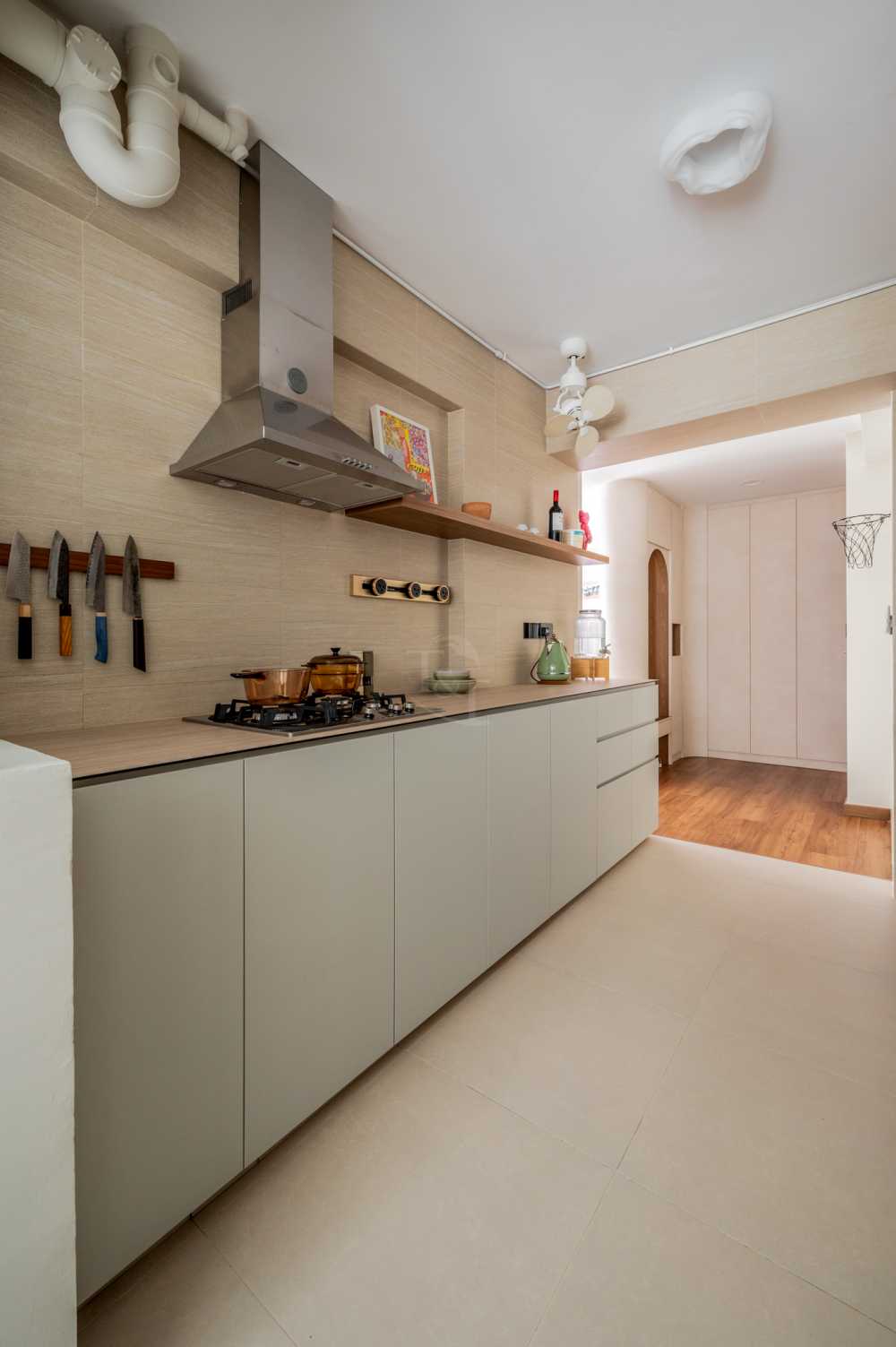 Modern Kitchen with Homogeneous Tiles and Kitchen Backsplash