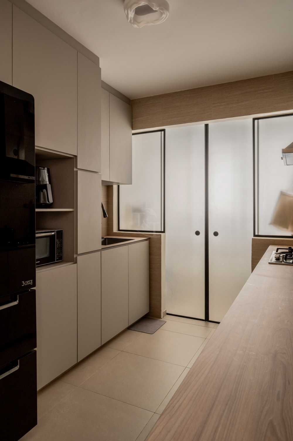 Modern Kitchen with Countertop and Homogeneous Tiles