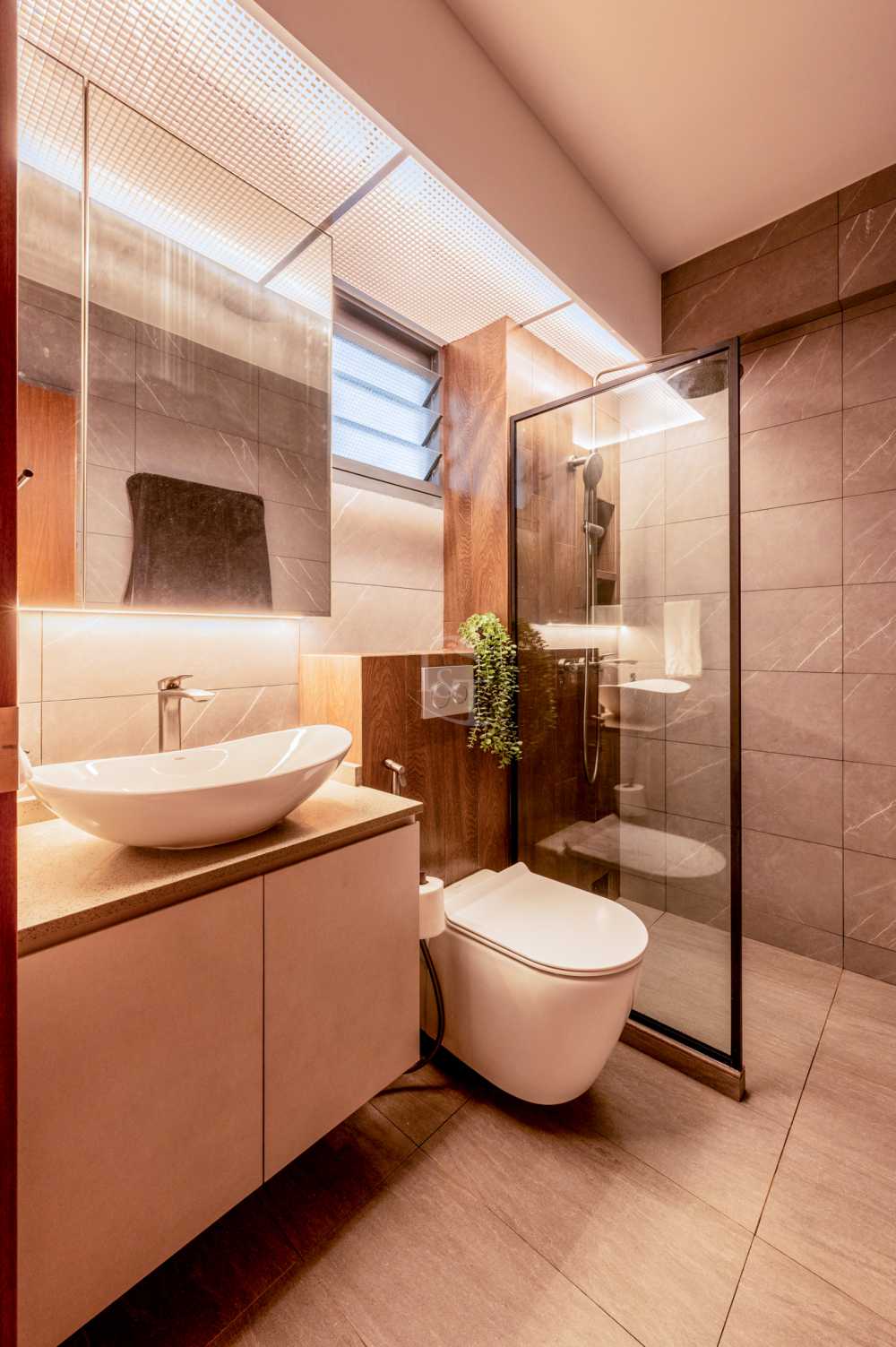 Modern Bathroom with Countertop and Homogeneous Tiles