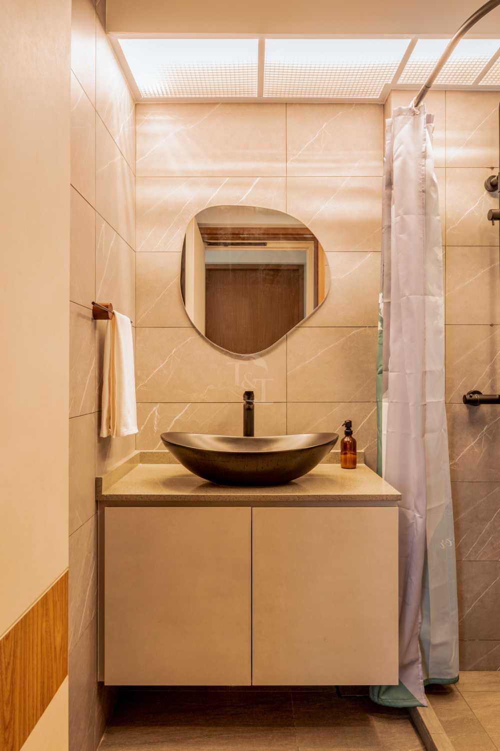 Modern Bathroom with Countertop and Wood Flooring