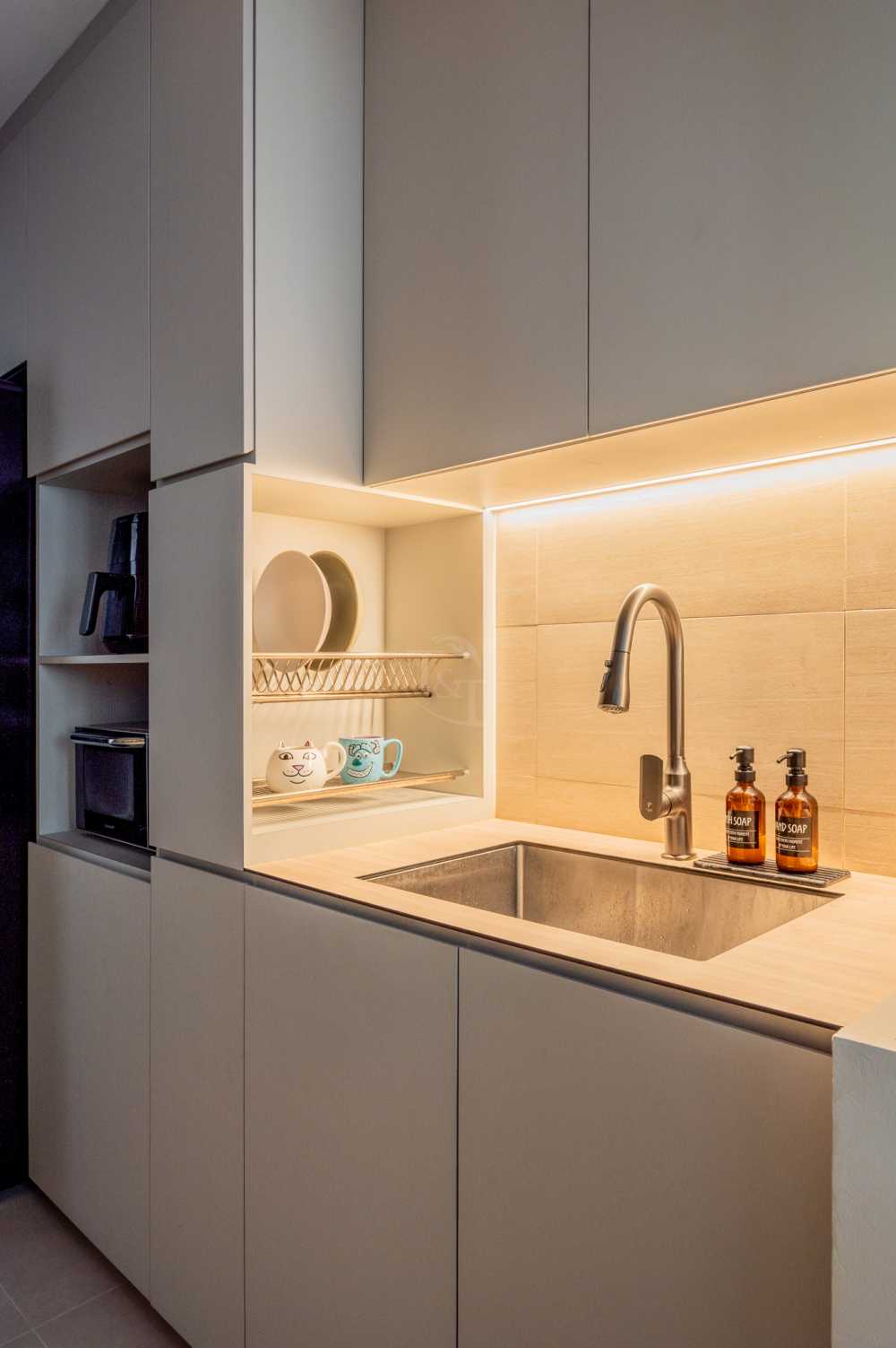 Modern Kitchen with Open Kitchen and Kitchen Backsplash