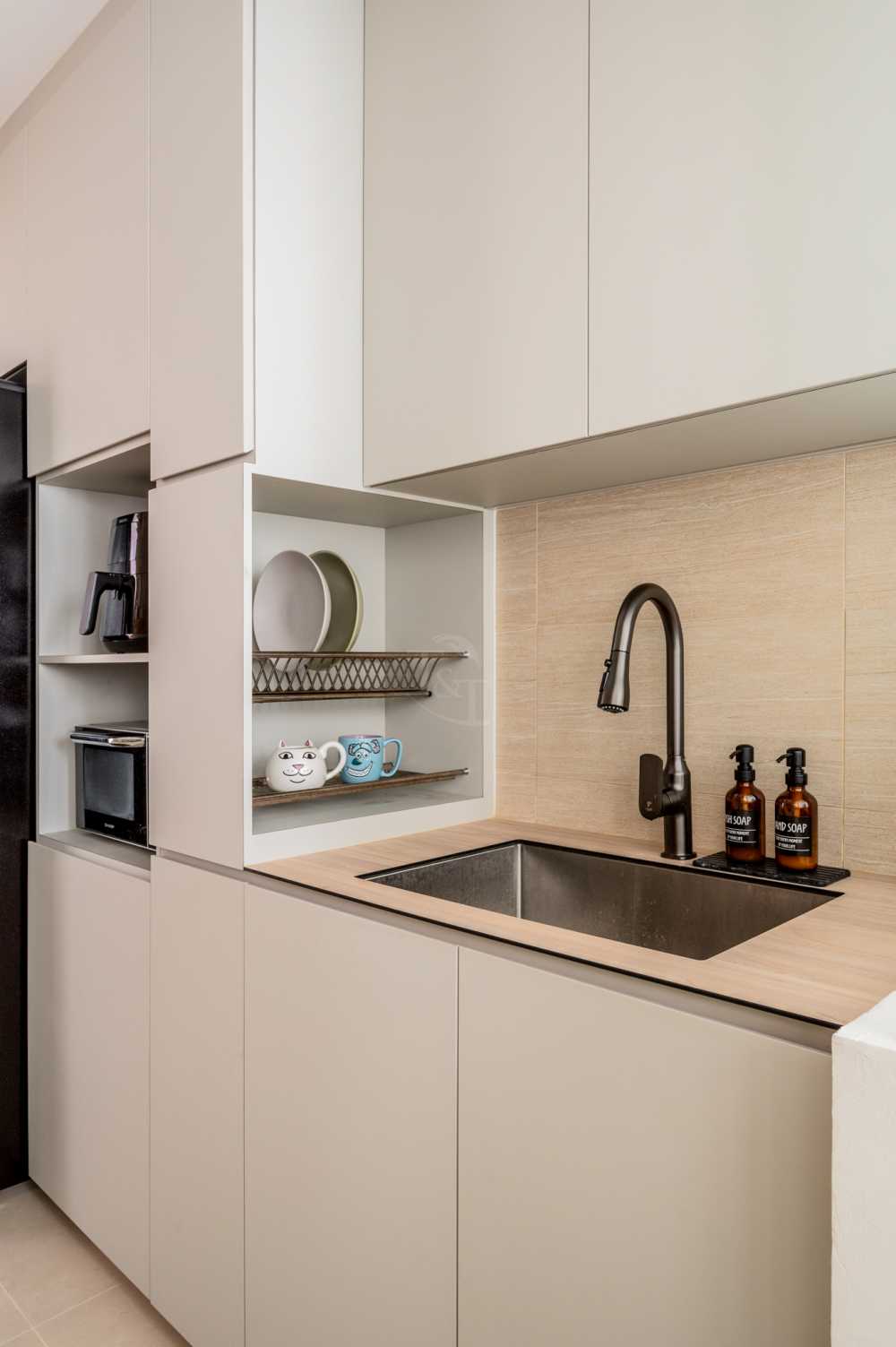 Modern Kitchen with Countertop and Kitchen Backsplash