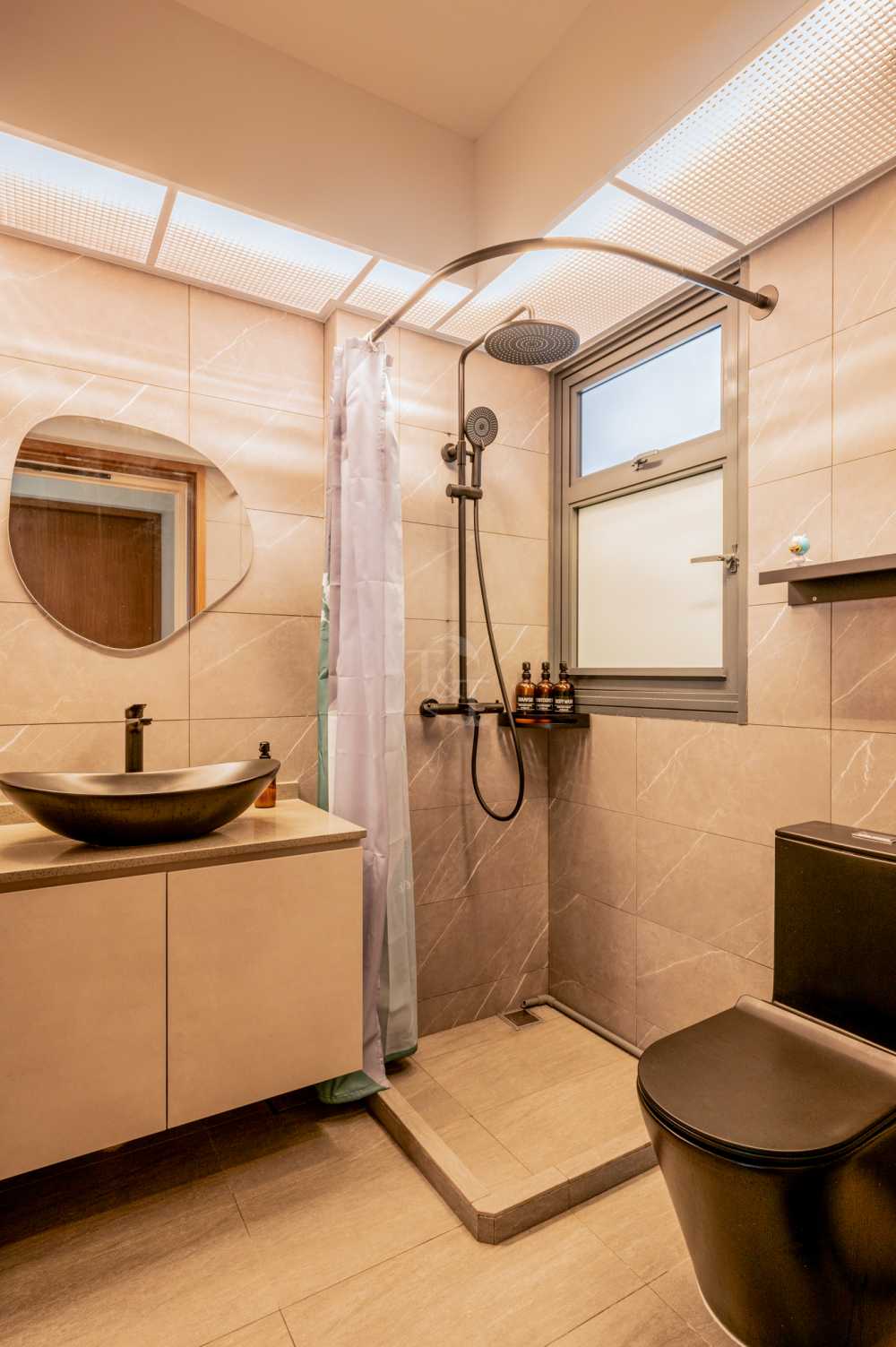 Modern Bathroom with Countertop and Mirror