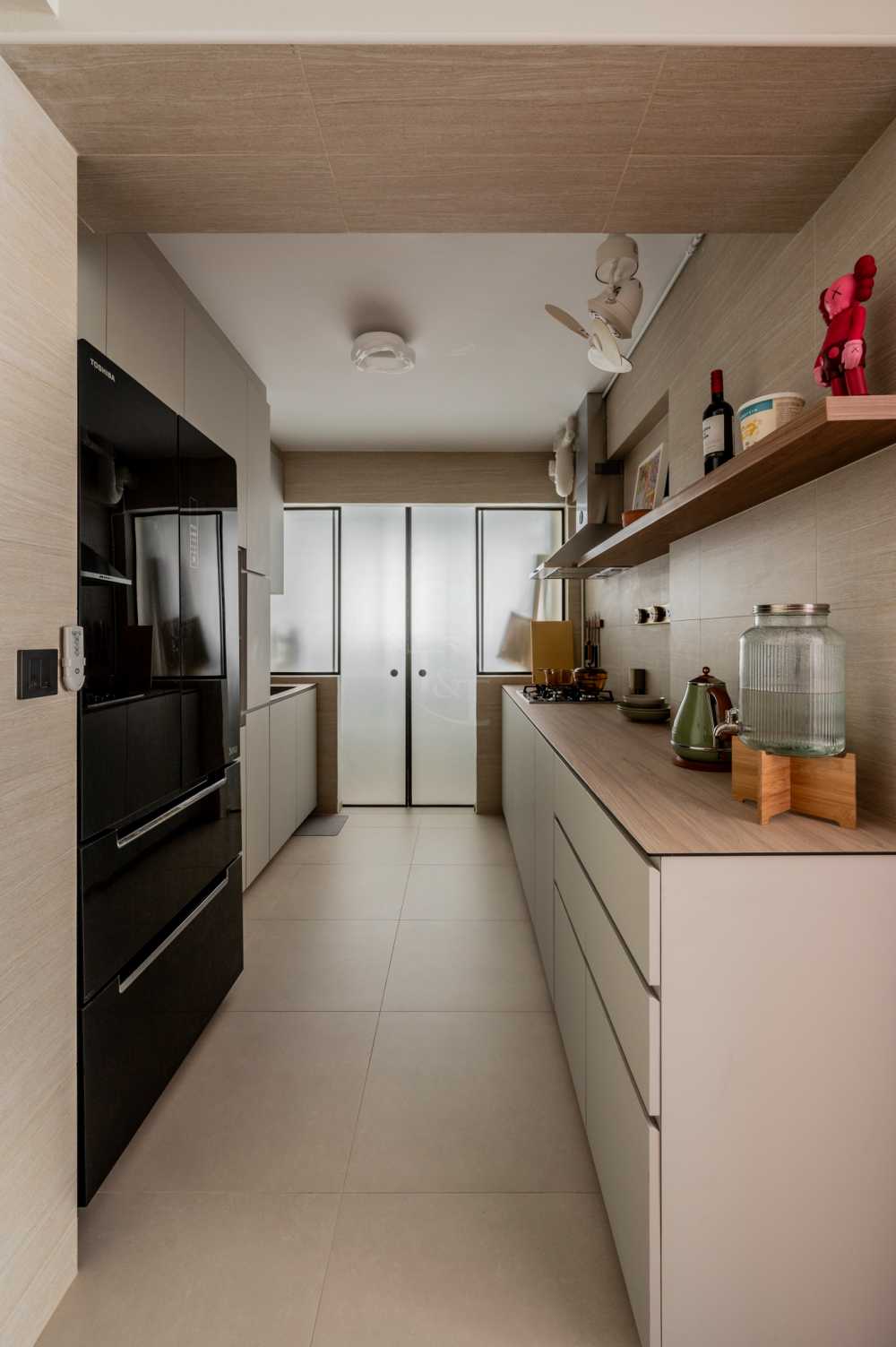 Modern Kitchen with Countertop and Homogeneous Tiles