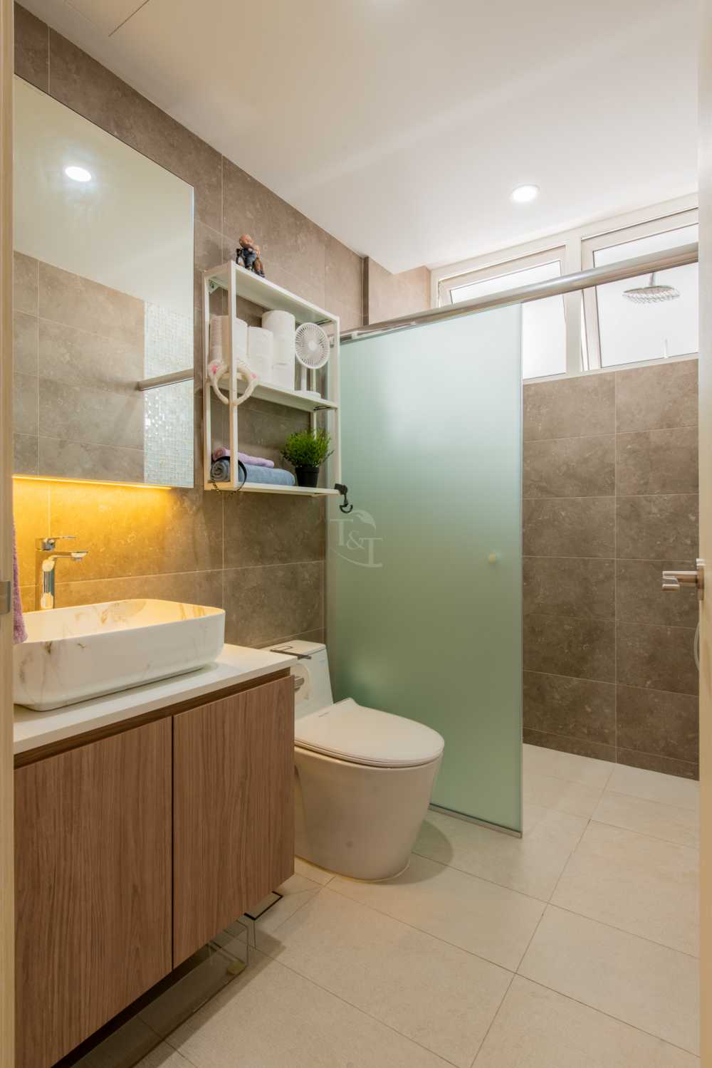 Eclectic Bathroom with Countertop and Homogeneous Tiles