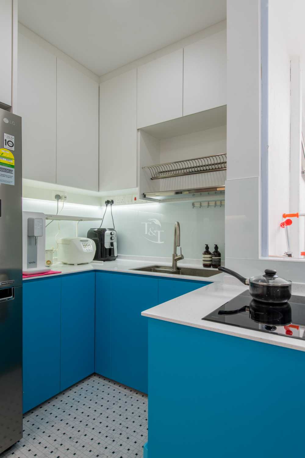 Eclectic Kitchen with Countertop and Homogeneous Tiles