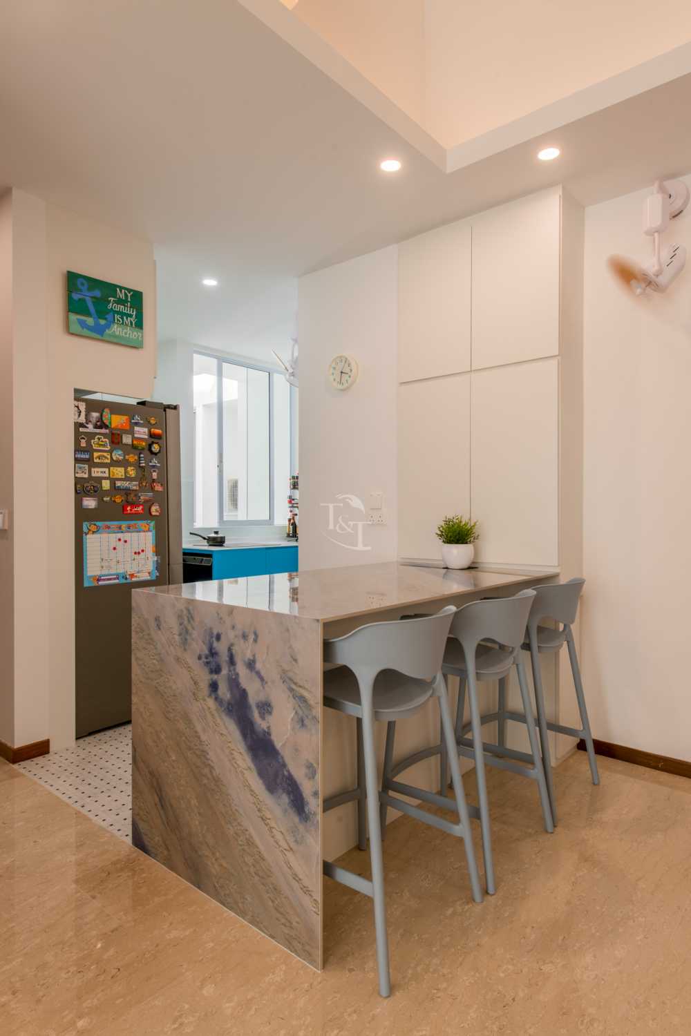 Eclectic Dining Room with Drop Light and Drop Ceiling