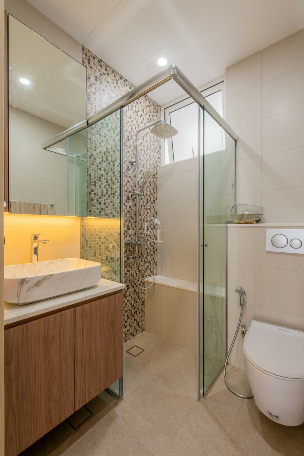 Eclectic Bathroom with Countertop and Homogeneous Tiles