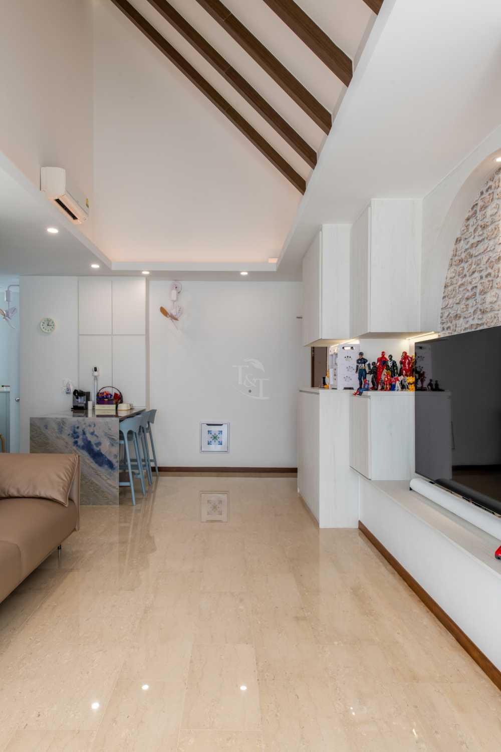 Eclectic Living Room with Settee and Homogeneous Tiles