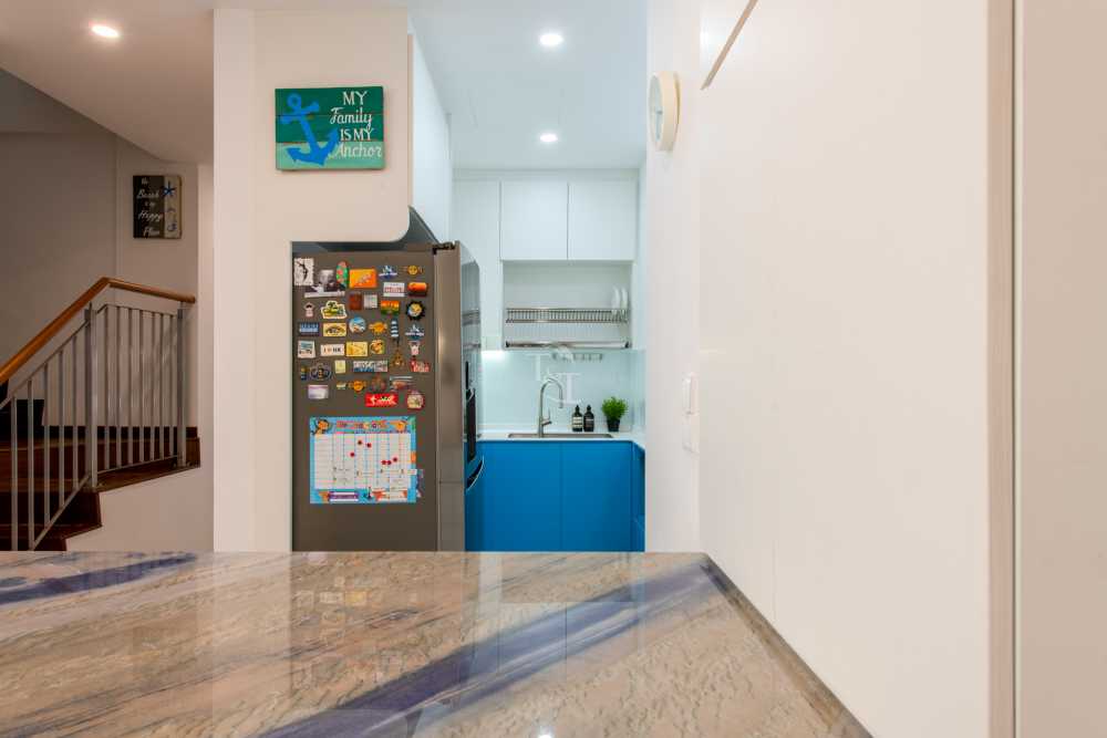 Eclectic Kitchen with Homogeneous Tiles and Breakfast Counter