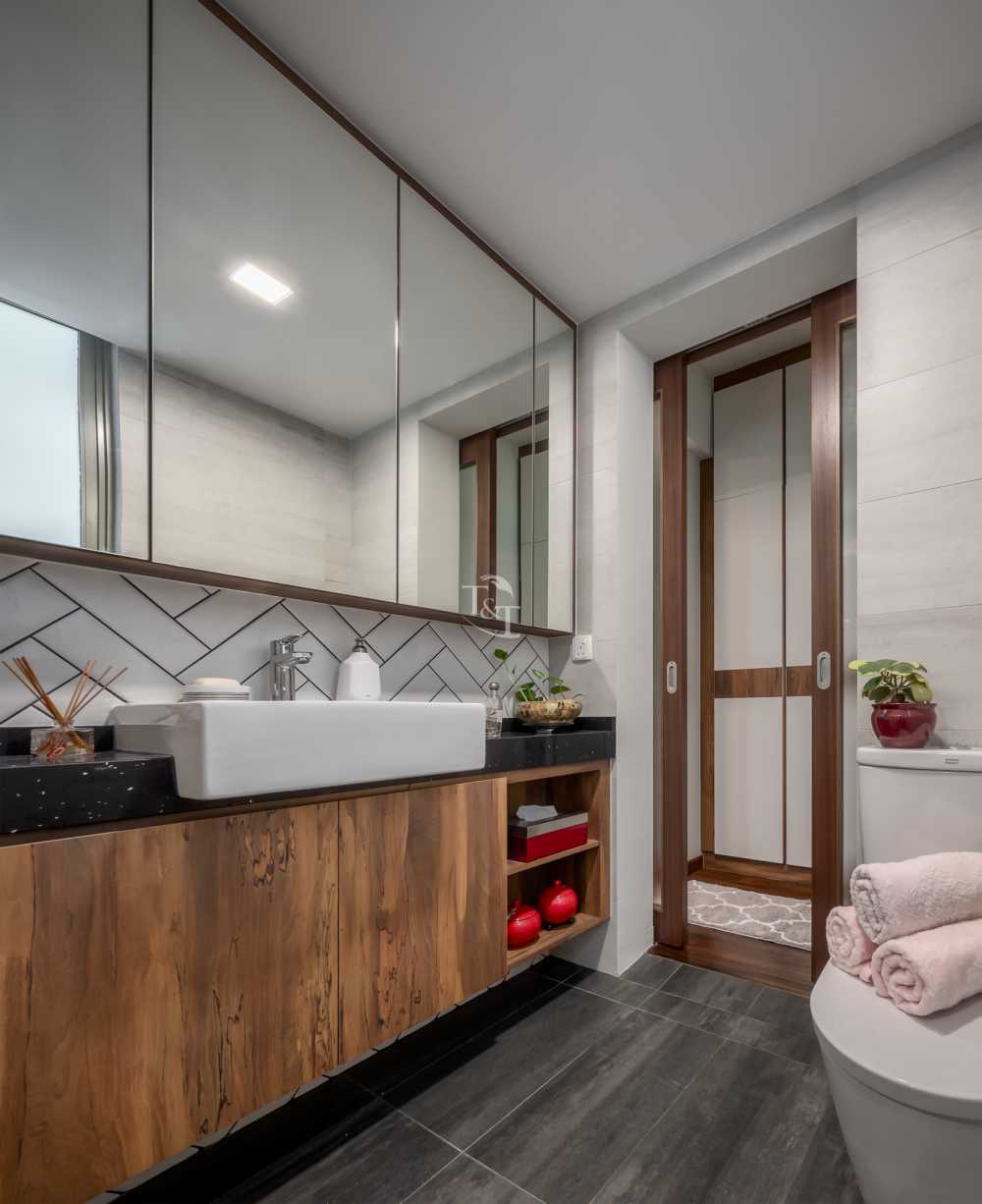 Modern Bathroom with Countertop and Homogeneous Tiles