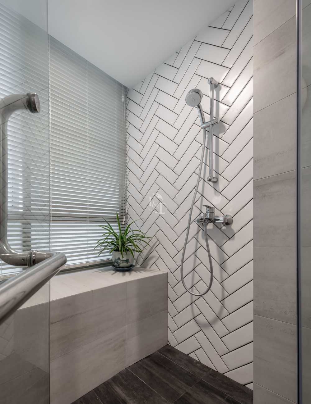 Modern Bathroom with Homogeneous Tiles and Shower Screen