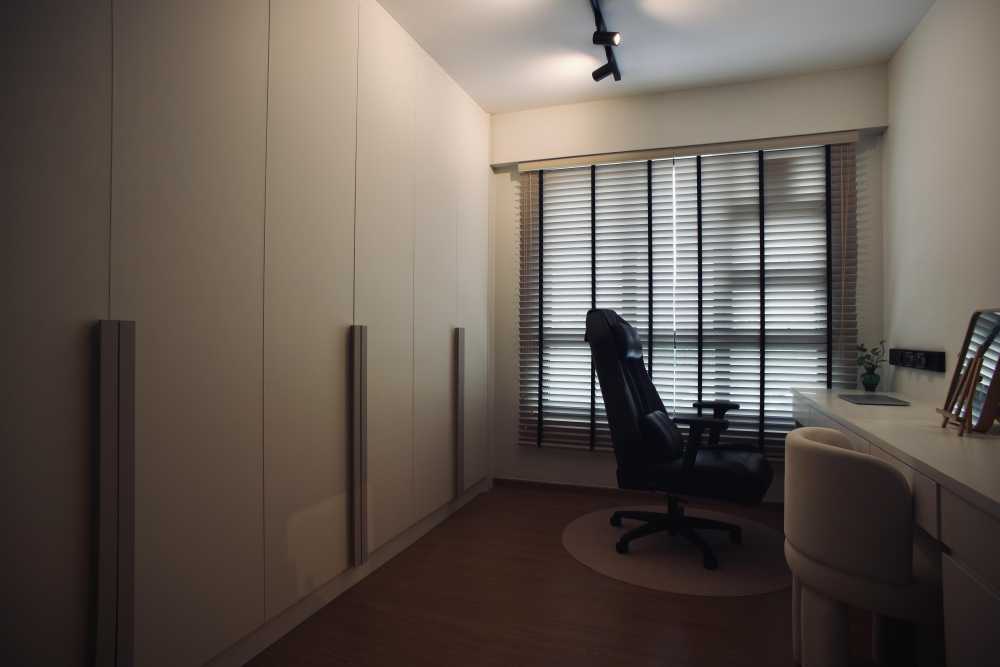Contemporary Walk-in Wardrobe with Mirror and Wardrobe