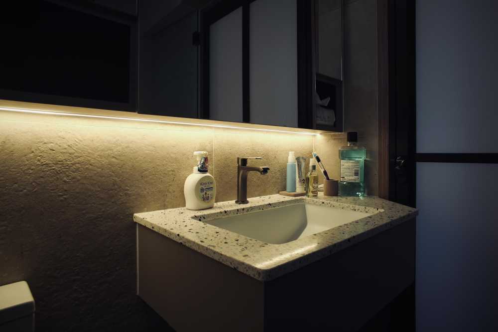 Contemporary Bathroom with Homogeneous Tiles and Mirror