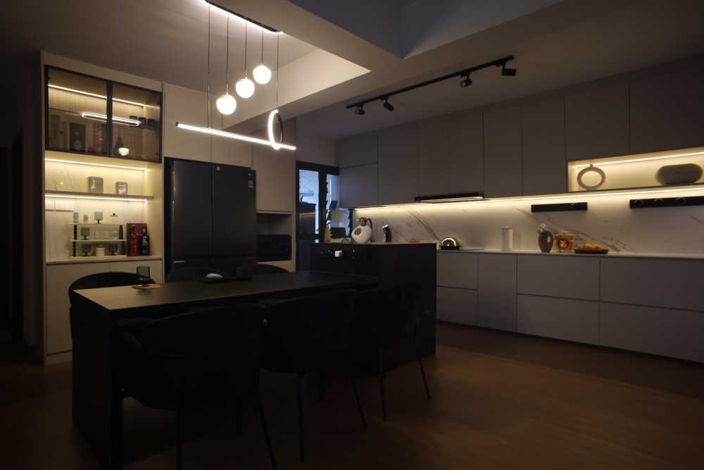 Contemporary Kitchen with Countertop and Vinyl Flooring