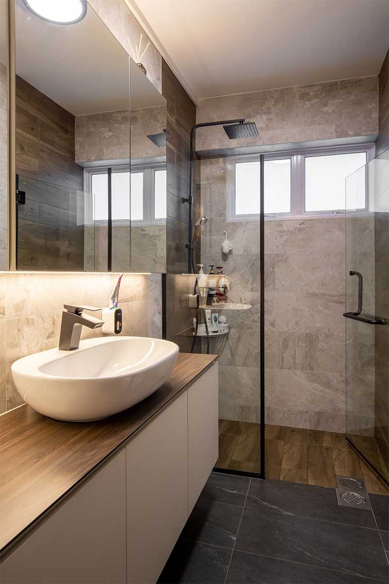 Modern Bathroom with Homogeneous Tiles and Mirror