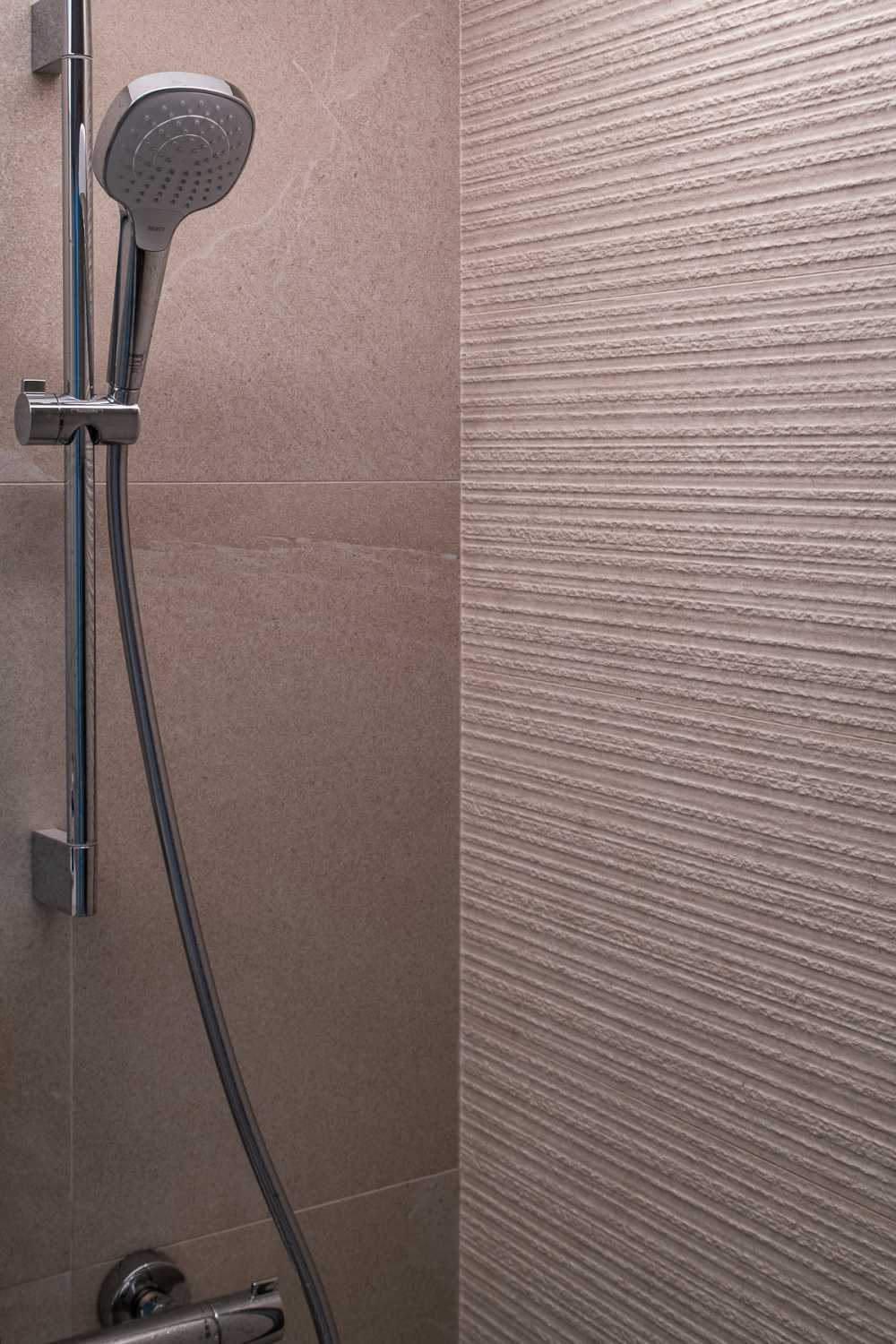 Modern Bathroom with Homogeneous Tiles and Granite Floor