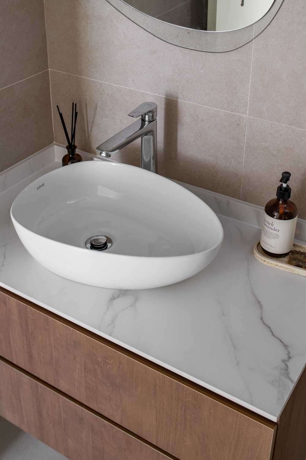 Modern Bathroom with Countertop and Homogeneous Tiles