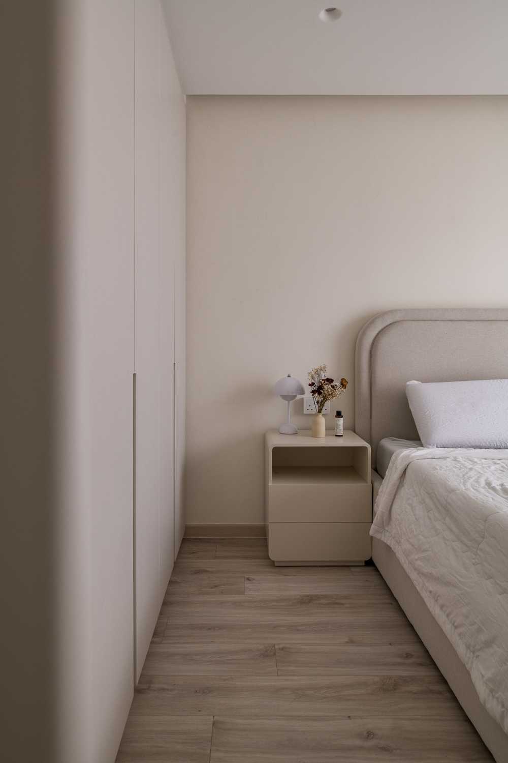 Modern Bedroom with Vinyl Flooring and Wardrobe