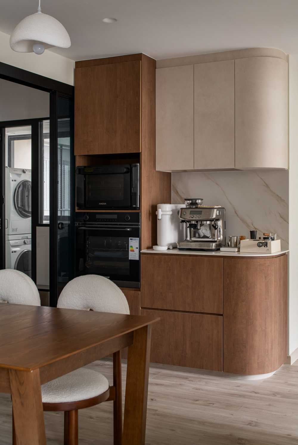 Modern Kitchen with Open Kitchen and Kitchen Backsplash