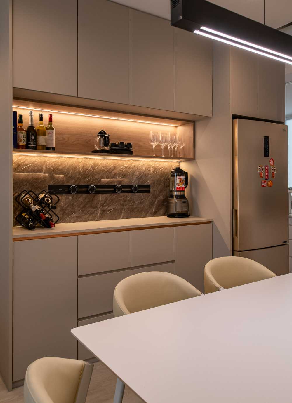 Contemporary Kitchen with Kitchen Island and Kitchen Backsplash